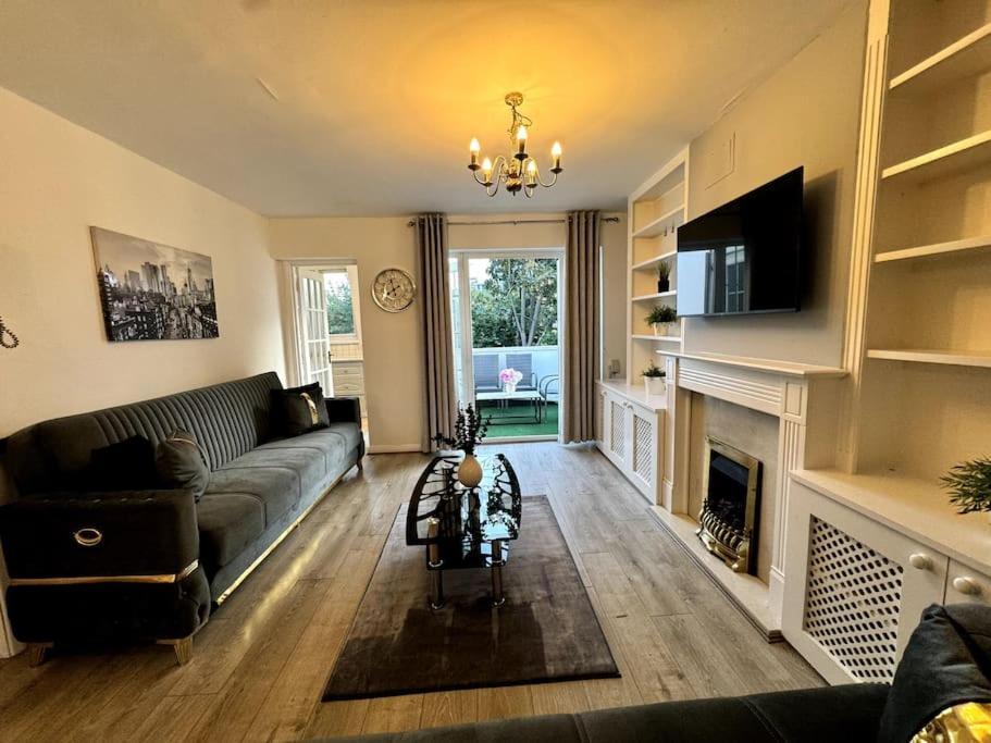 Newly Renovated Kensington 2 Bedroom Apartment With Balcony Near Harrods Sleeps 6, 2 Min Walk From Station 런던 외부 사진