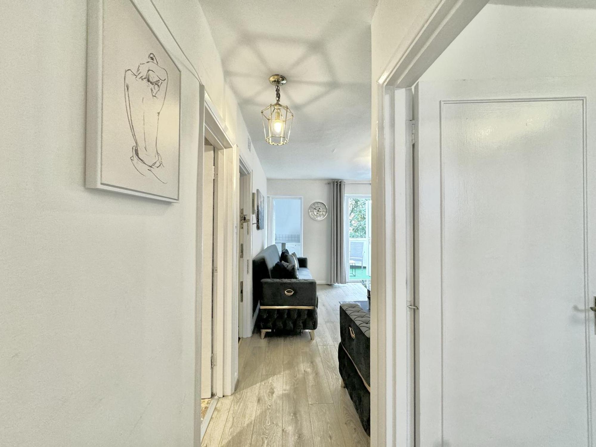 Newly Renovated Kensington 2 Bedroom Apartment With Balcony Near Harrods Sleeps 6, 2 Min Walk From Station 런던 외부 사진