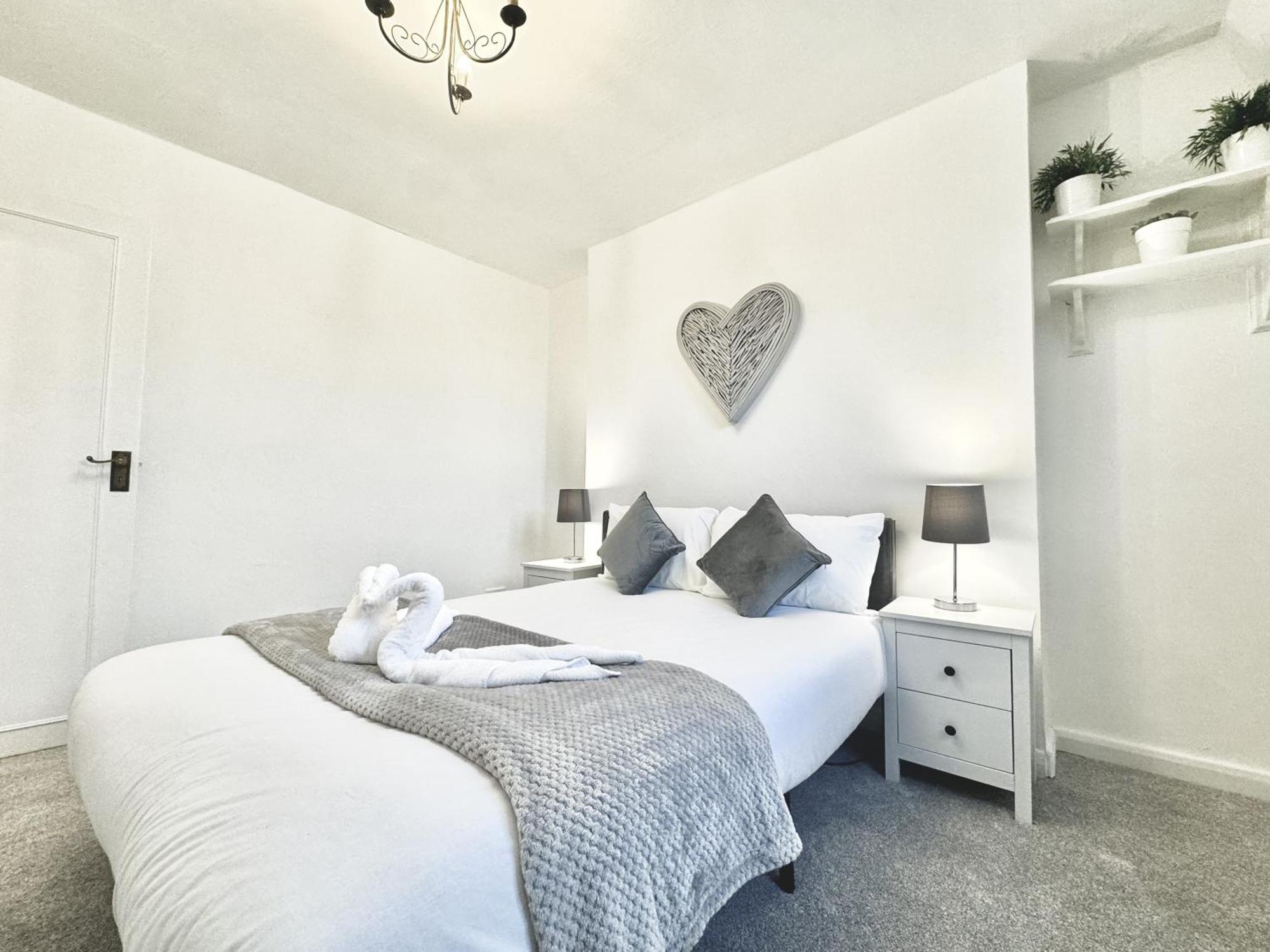 Newly Renovated Kensington 2 Bedroom Apartment With Balcony Near Harrods Sleeps 6, 2 Min Walk From Station 런던 외부 사진