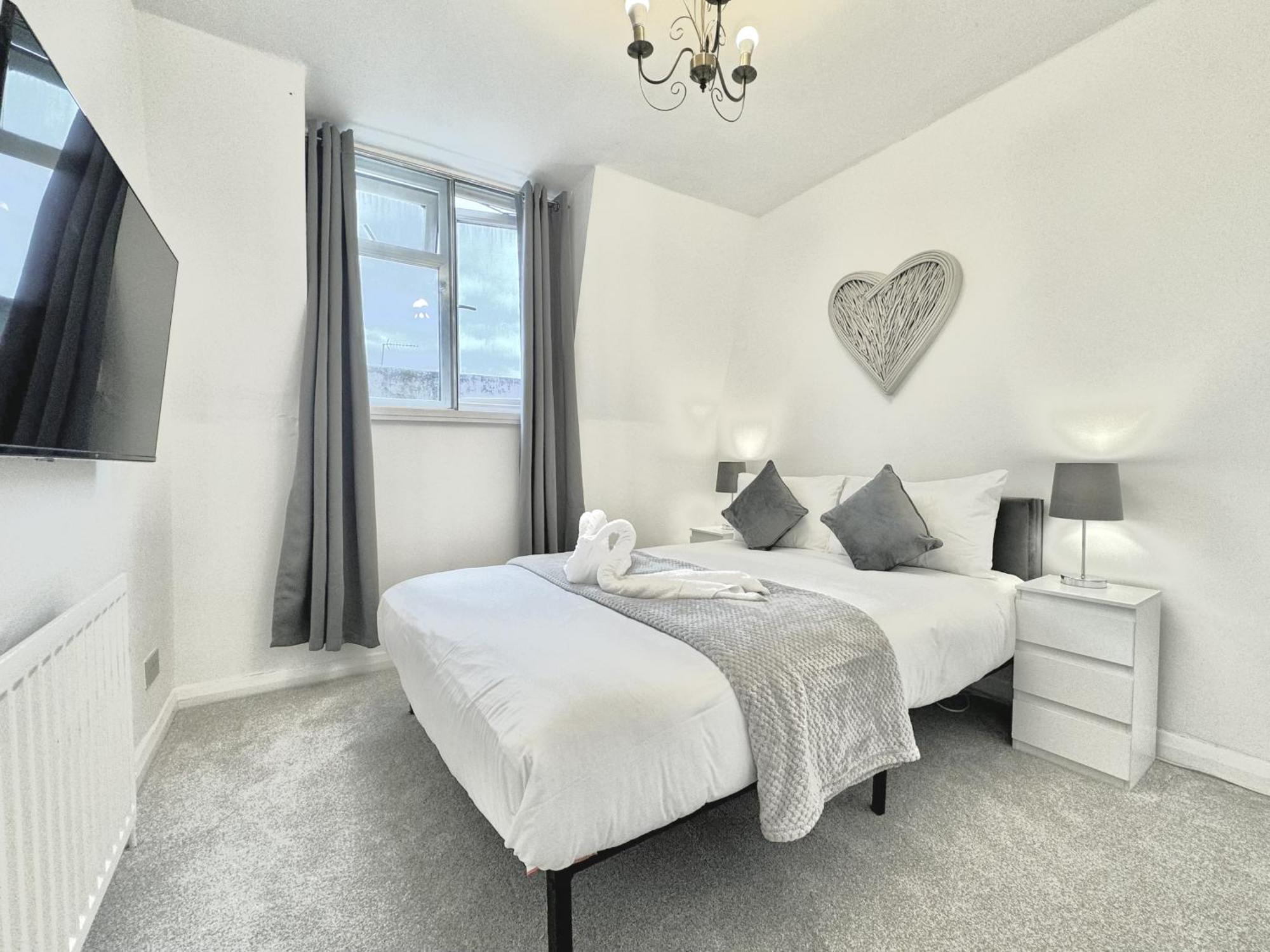 Newly Renovated Kensington 2 Bedroom Apartment With Balcony Near Harrods Sleeps 6, 2 Min Walk From Station 런던 외부 사진