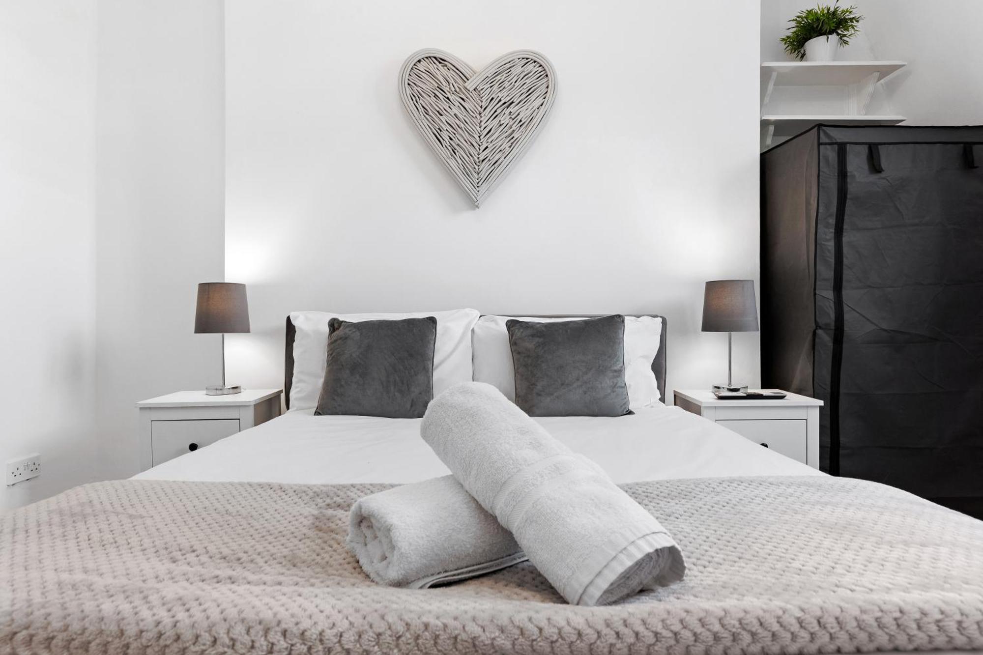 Newly Renovated Kensington 2 Bedroom Apartment With Balcony Near Harrods Sleeps 6, 2 Min Walk From Station 런던 외부 사진