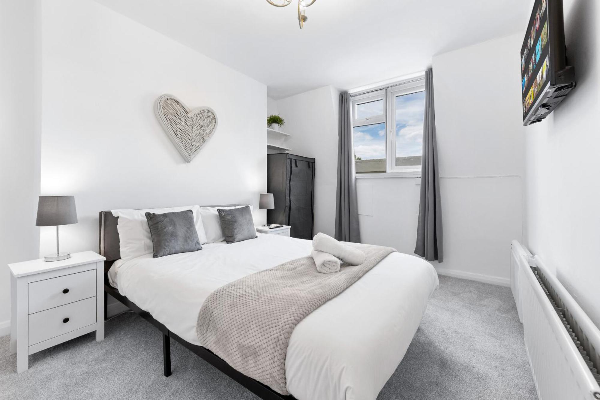Newly Renovated Kensington 2 Bedroom Apartment With Balcony Near Harrods Sleeps 6, 2 Min Walk From Station 런던 외부 사진