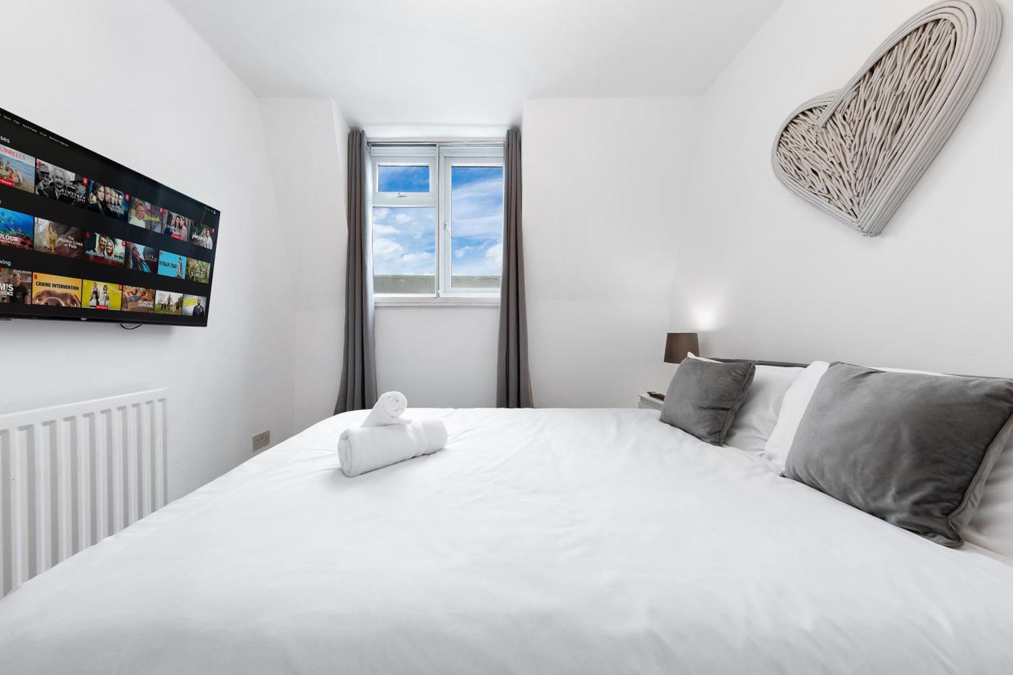 Newly Renovated Kensington 2 Bedroom Apartment With Balcony Near Harrods Sleeps 6, 2 Min Walk From Station 런던 외부 사진