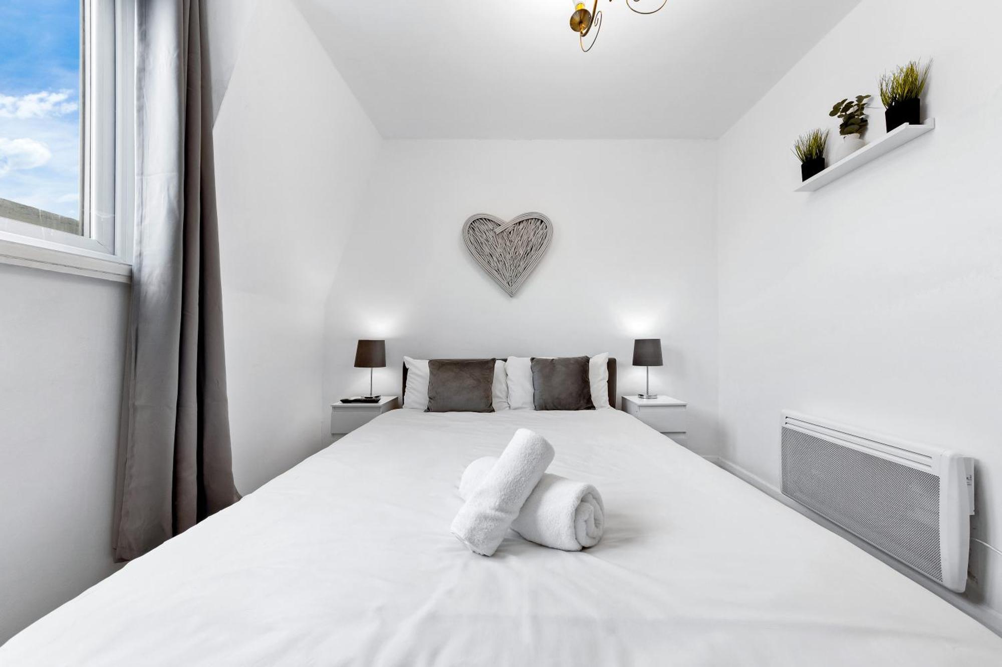Newly Renovated Kensington 2 Bedroom Apartment With Balcony Near Harrods Sleeps 6, 2 Min Walk From Station 런던 외부 사진