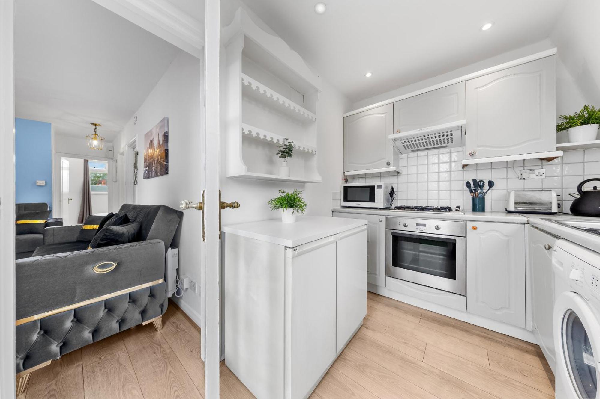 Newly Renovated Kensington 2 Bedroom Apartment With Balcony Near Harrods Sleeps 6, 2 Min Walk From Station 런던 외부 사진