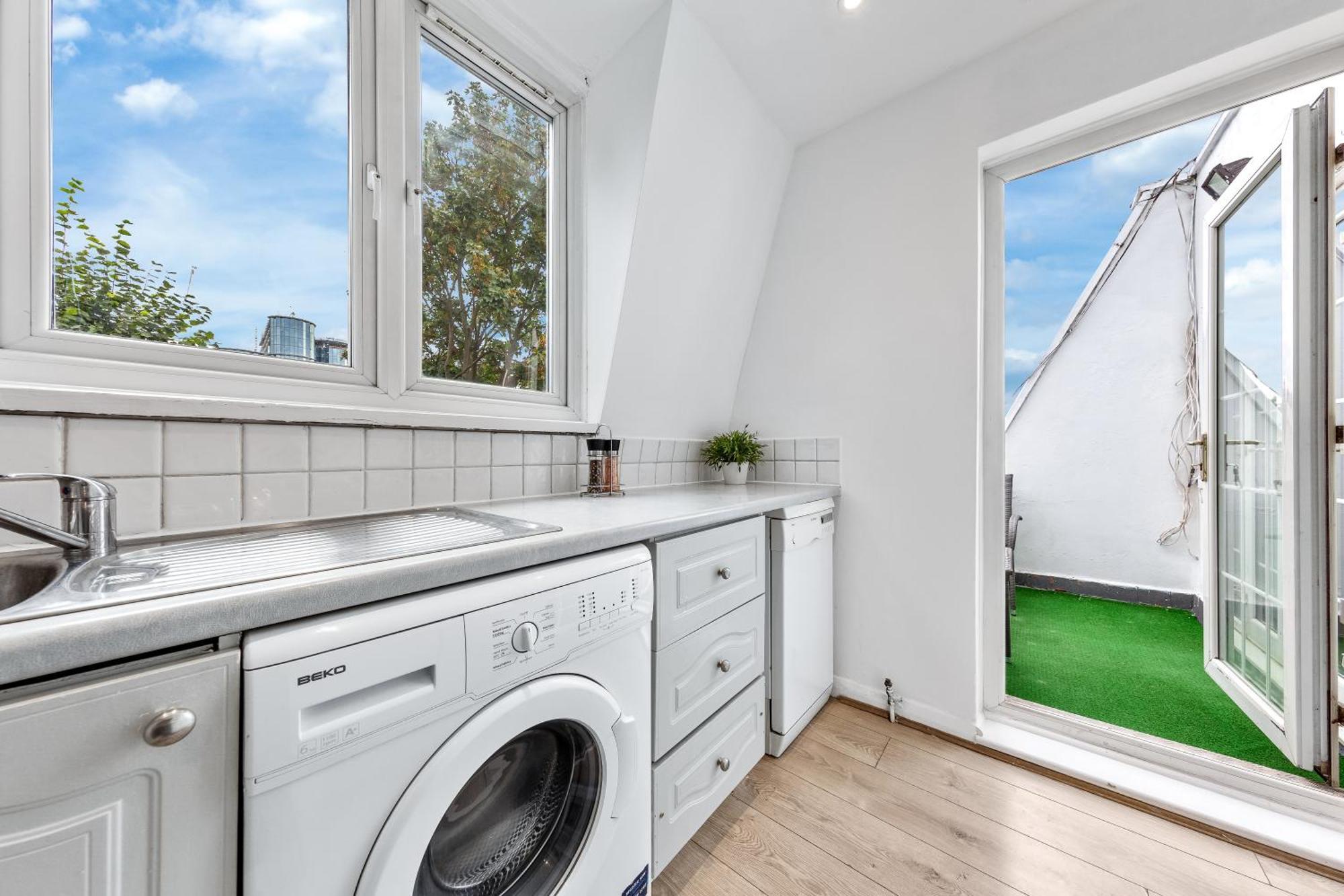 Newly Renovated Kensington 2 Bedroom Apartment With Balcony Near Harrods Sleeps 6, 2 Min Walk From Station 런던 외부 사진