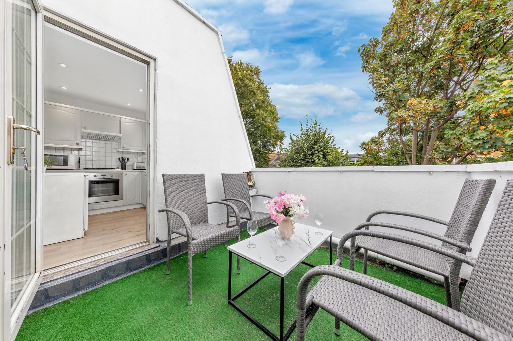 Newly Renovated Kensington 2 Bedroom Apartment With Balcony Near Harrods Sleeps 6, 2 Min Walk From Station 런던 외부 사진