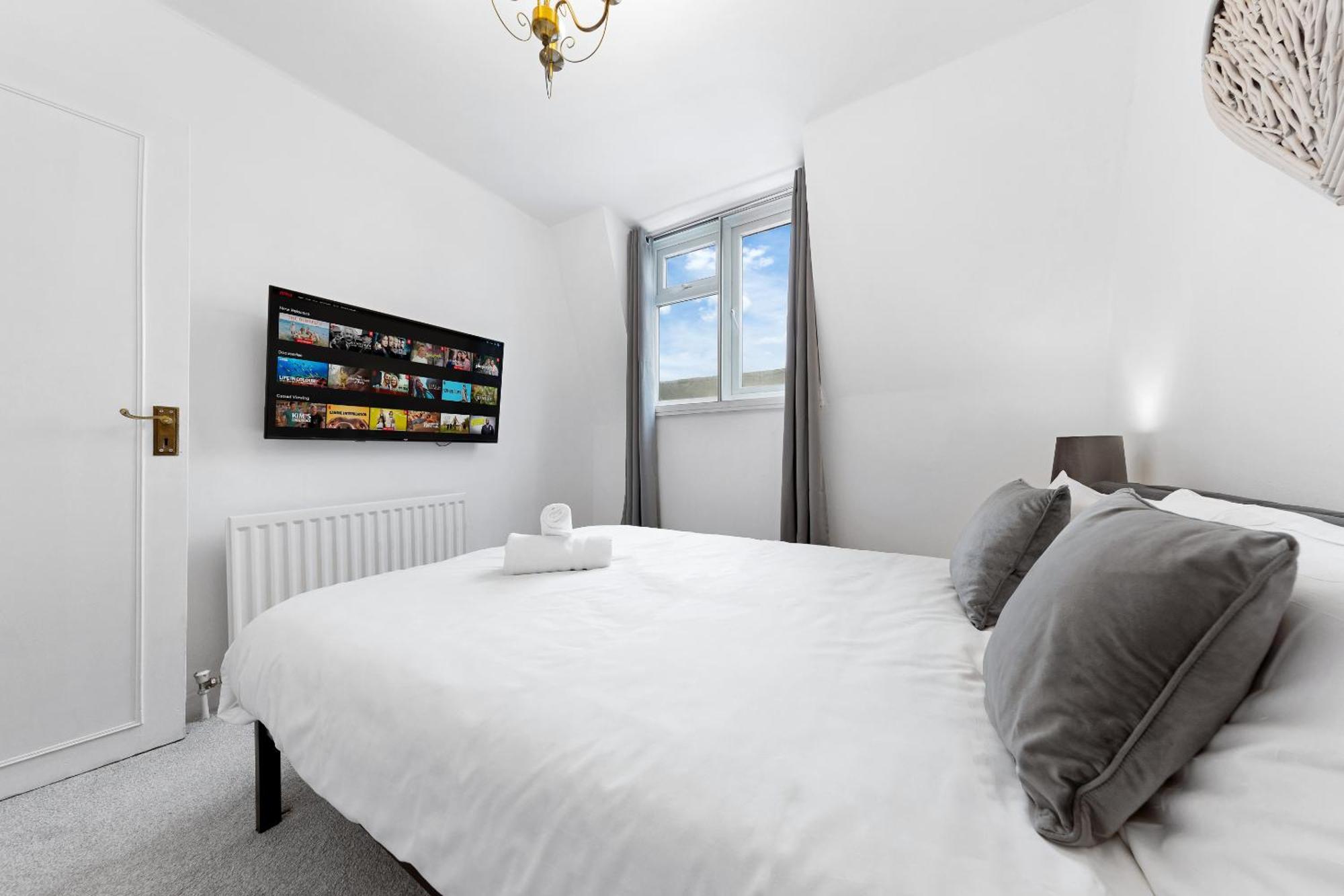 Newly Renovated Kensington 2 Bedroom Apartment With Balcony Near Harrods Sleeps 6, 2 Min Walk From Station 런던 외부 사진