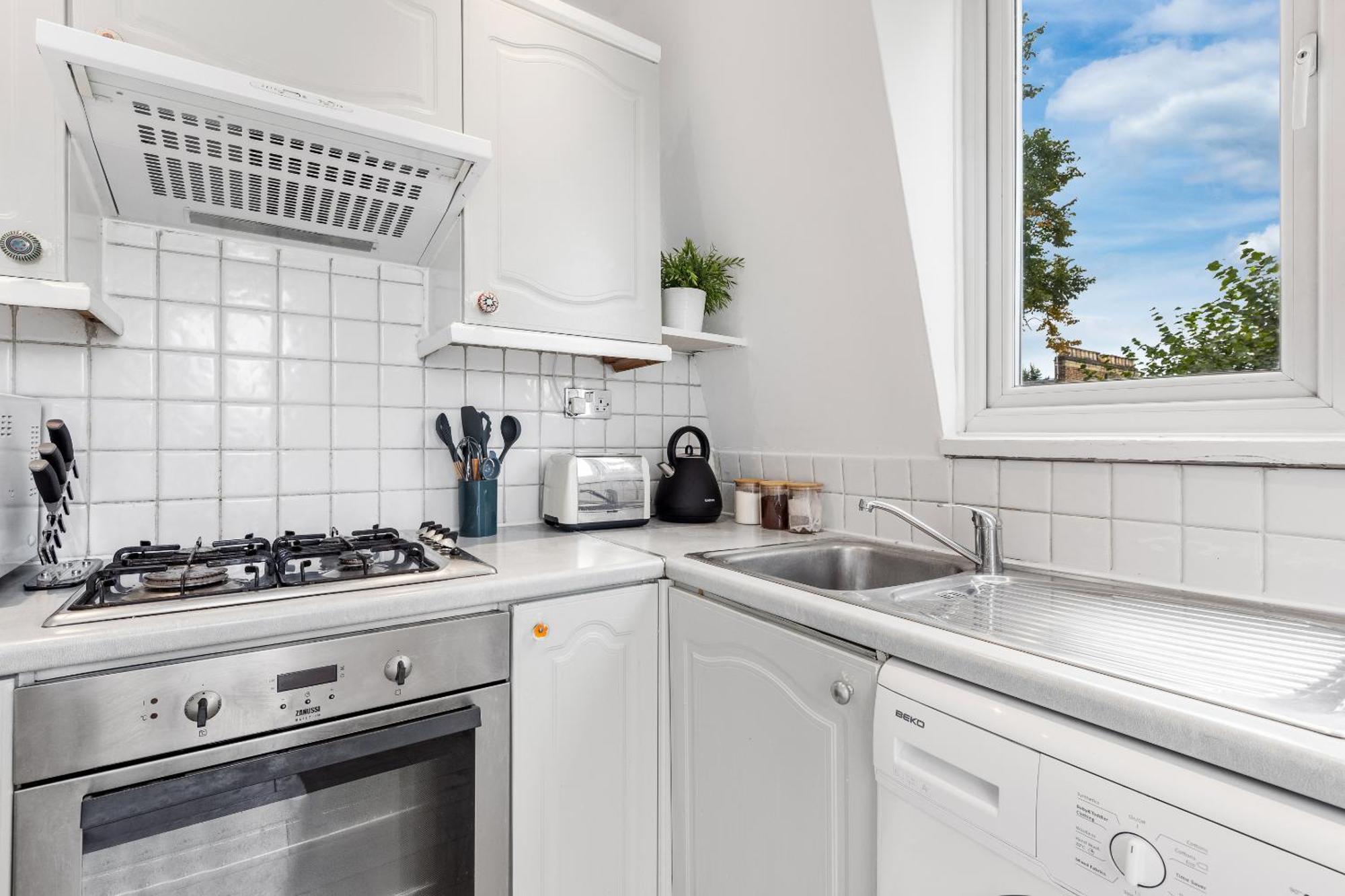 Newly Renovated Kensington 2 Bedroom Apartment With Balcony Near Harrods Sleeps 6, 2 Min Walk From Station 런던 외부 사진