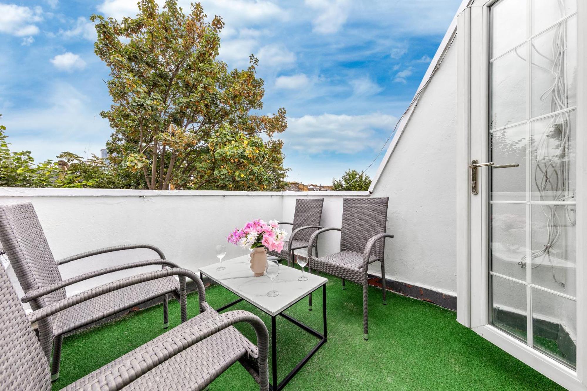 Newly Renovated Kensington 2 Bedroom Apartment With Balcony Near Harrods Sleeps 6, 2 Min Walk From Station 런던 외부 사진