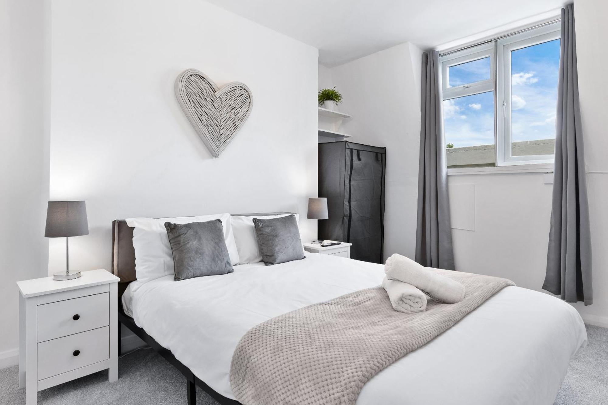 Newly Renovated Kensington 2 Bedroom Apartment With Balcony Near Harrods Sleeps 6, 2 Min Walk From Station 런던 외부 사진