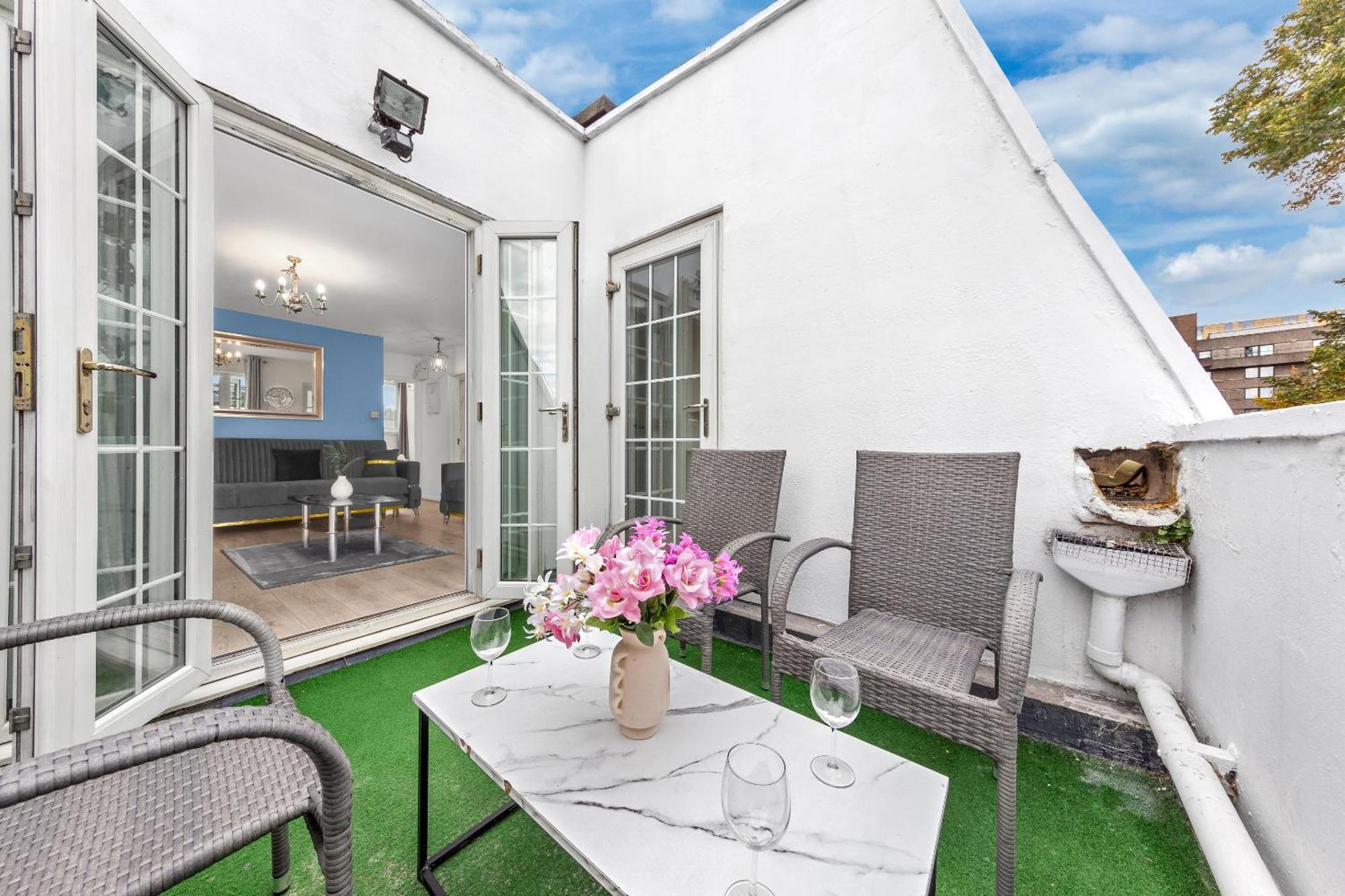 Newly Renovated Kensington 2 Bedroom Apartment With Balcony Near Harrods Sleeps 6, 2 Min Walk From Station 런던 외부 사진