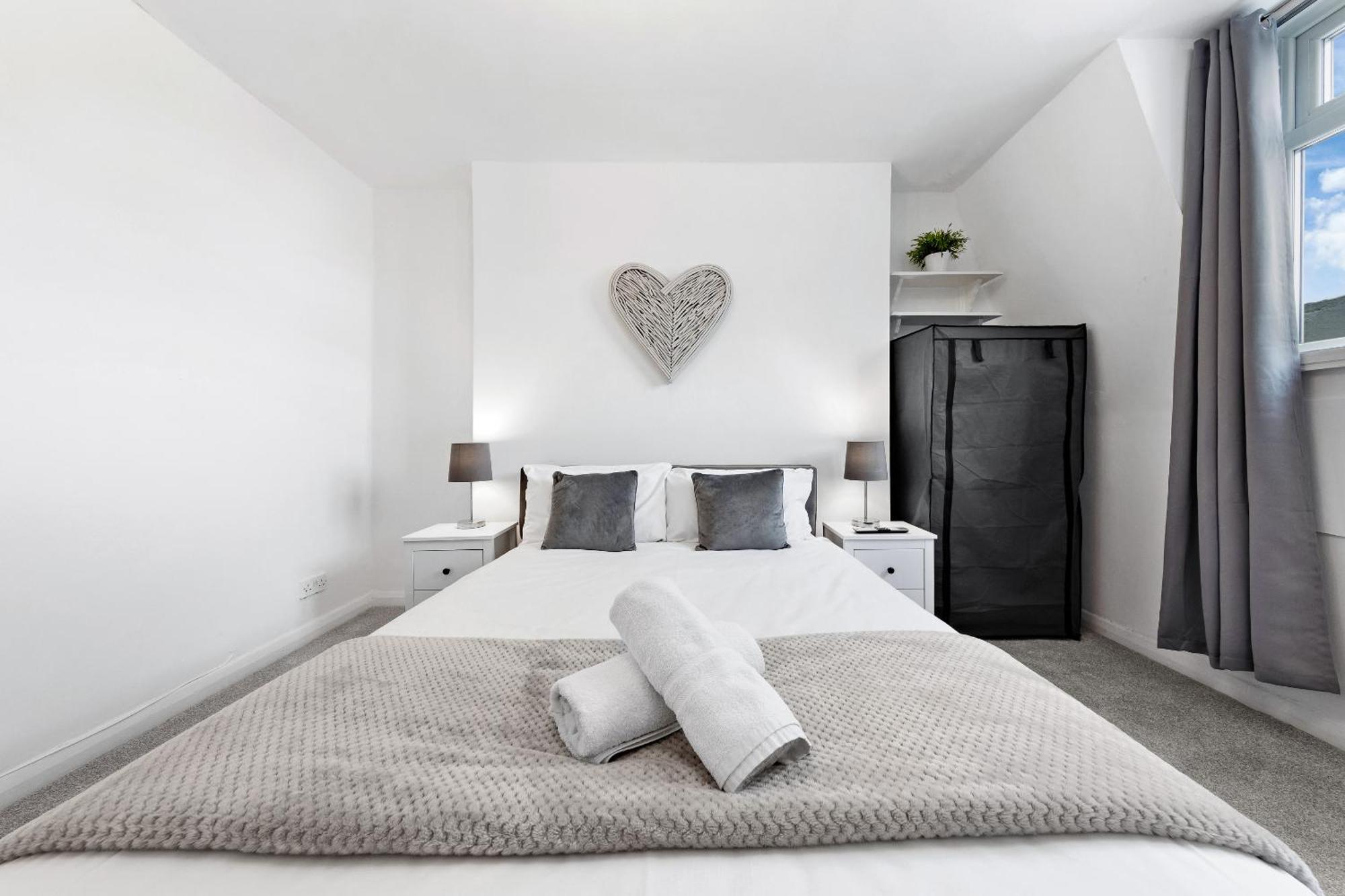 Newly Renovated Kensington 2 Bedroom Apartment With Balcony Near Harrods Sleeps 6, 2 Min Walk From Station 런던 외부 사진